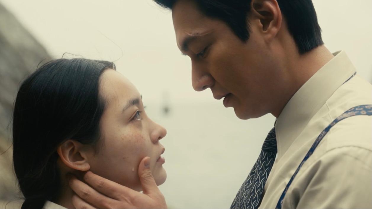 李敏鎬與演少女順慈的金敏荷於工場邂逅。