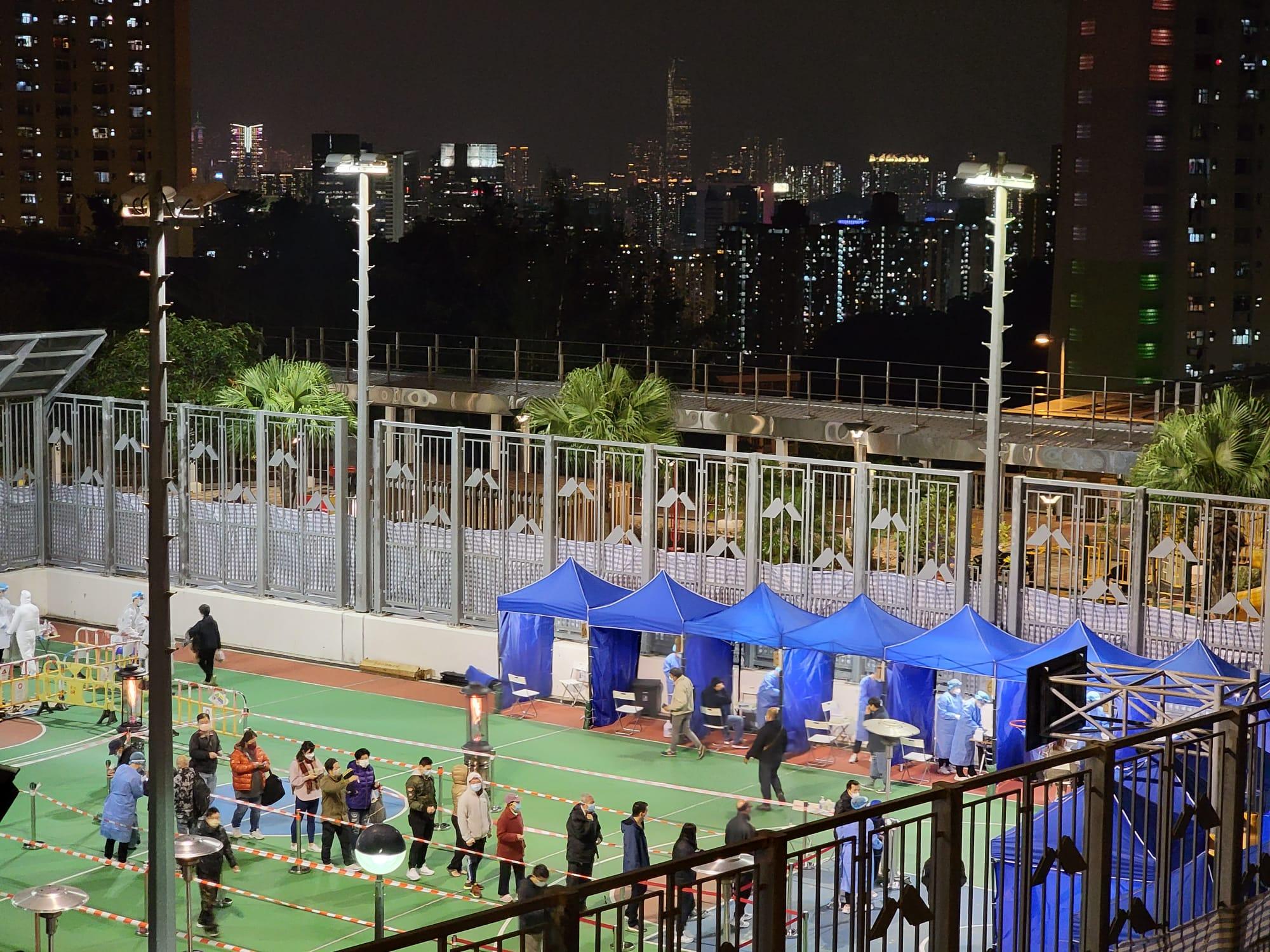 秀茂坪安泰邨明泰樓被當局圍封,居民要強制檢測。(鍾式明攝)