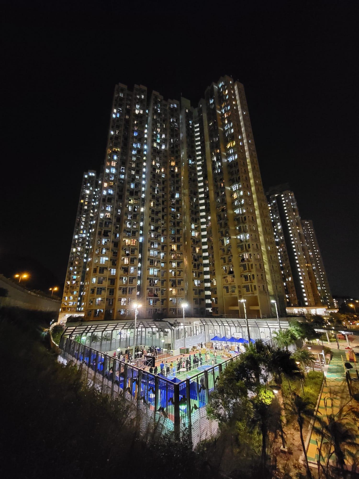 秀茂坪安泰邨明泰樓被當局圍封,居民要強制檢測。(鍾式明攝)