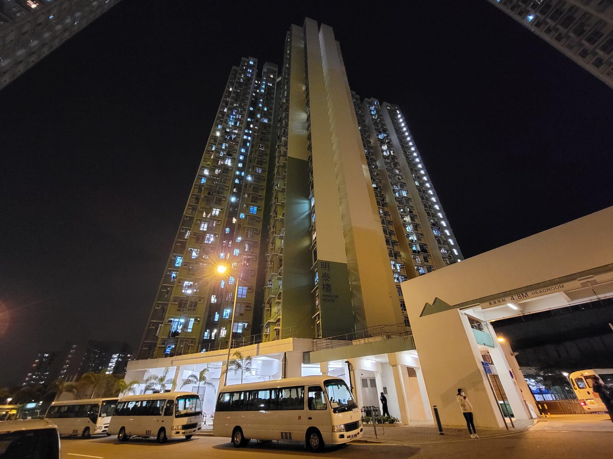 秀茂坪安泰邨明泰樓被當局圍封,居民要強制檢測。(鍾式明攝)