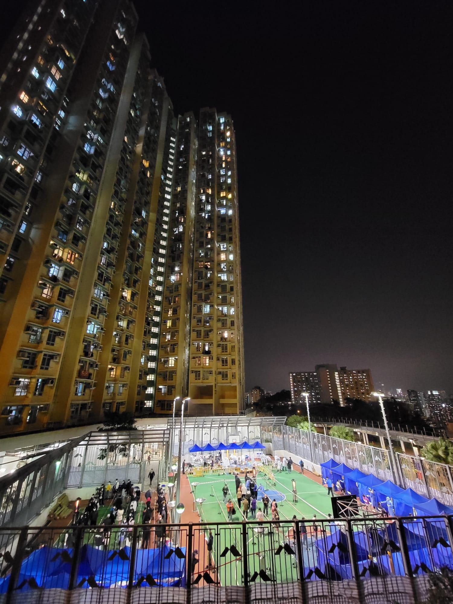 秀茂坪安泰邨明泰樓被當局圍封,居民要強制檢測。(鍾式明攝)