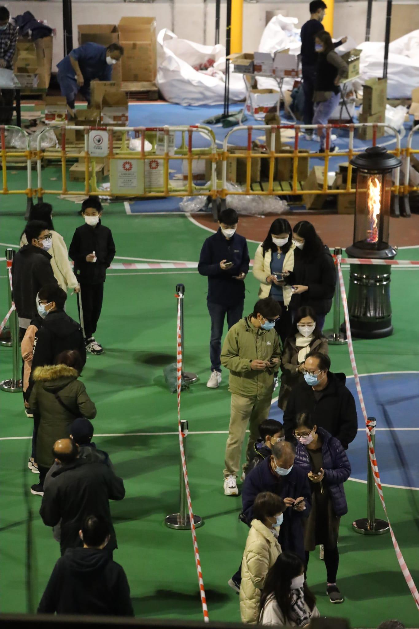 秀茂坪安泰邨明泰樓被當局圍封,居民要強制檢測。(鍾式明攝)