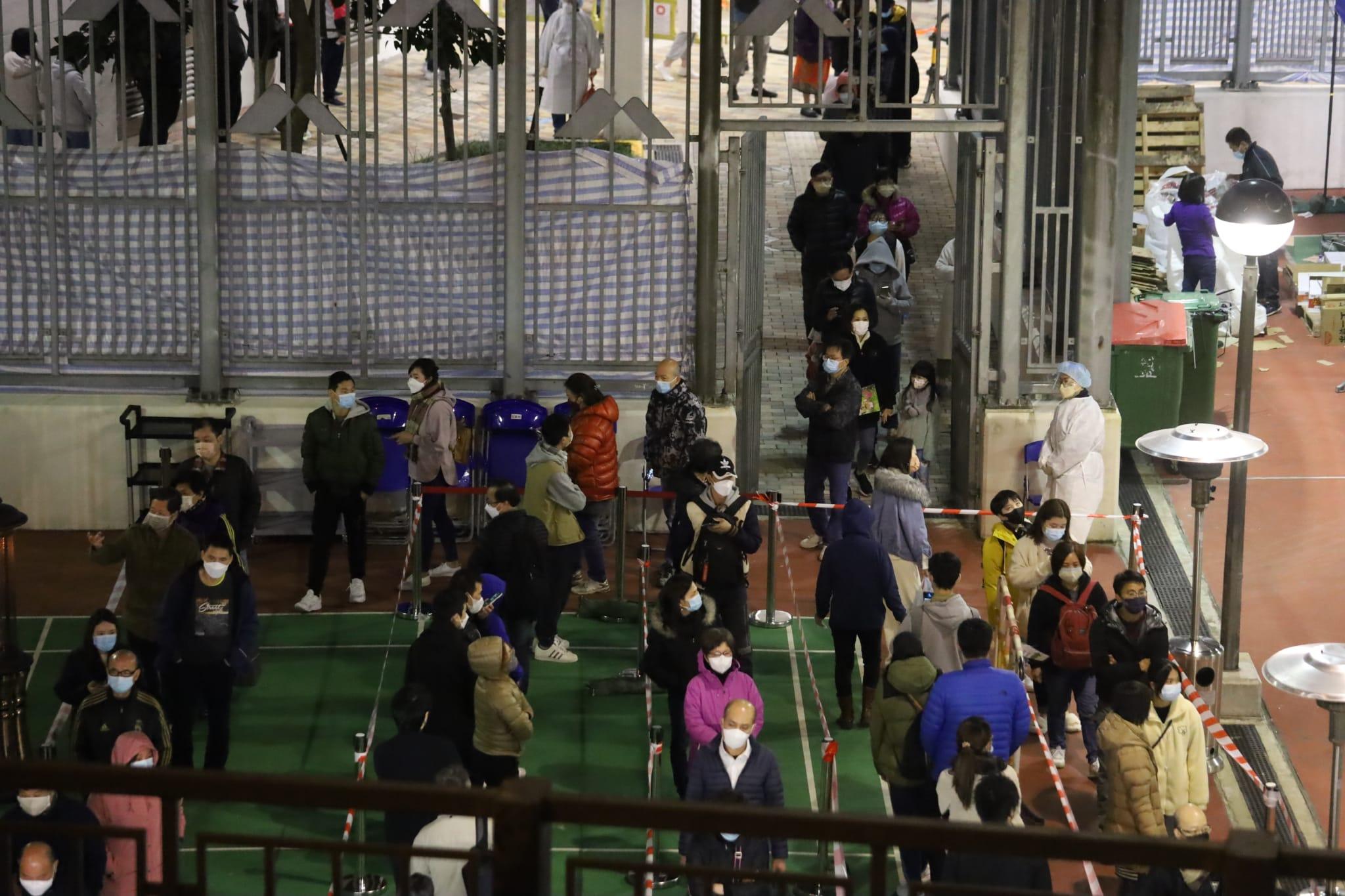 秀茂坪安泰邨明泰樓被當局圍封,居民要強制檢測。(鍾式明攝)