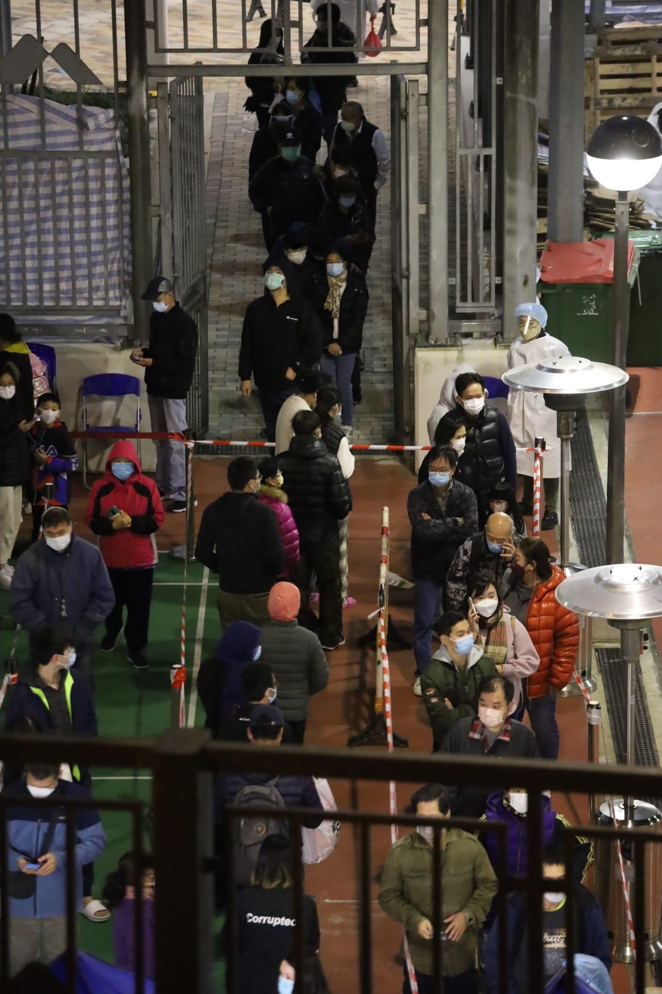 秀茂坪安泰邨明泰樓被當局圍封,居民要強制檢測。(鍾式明攝)