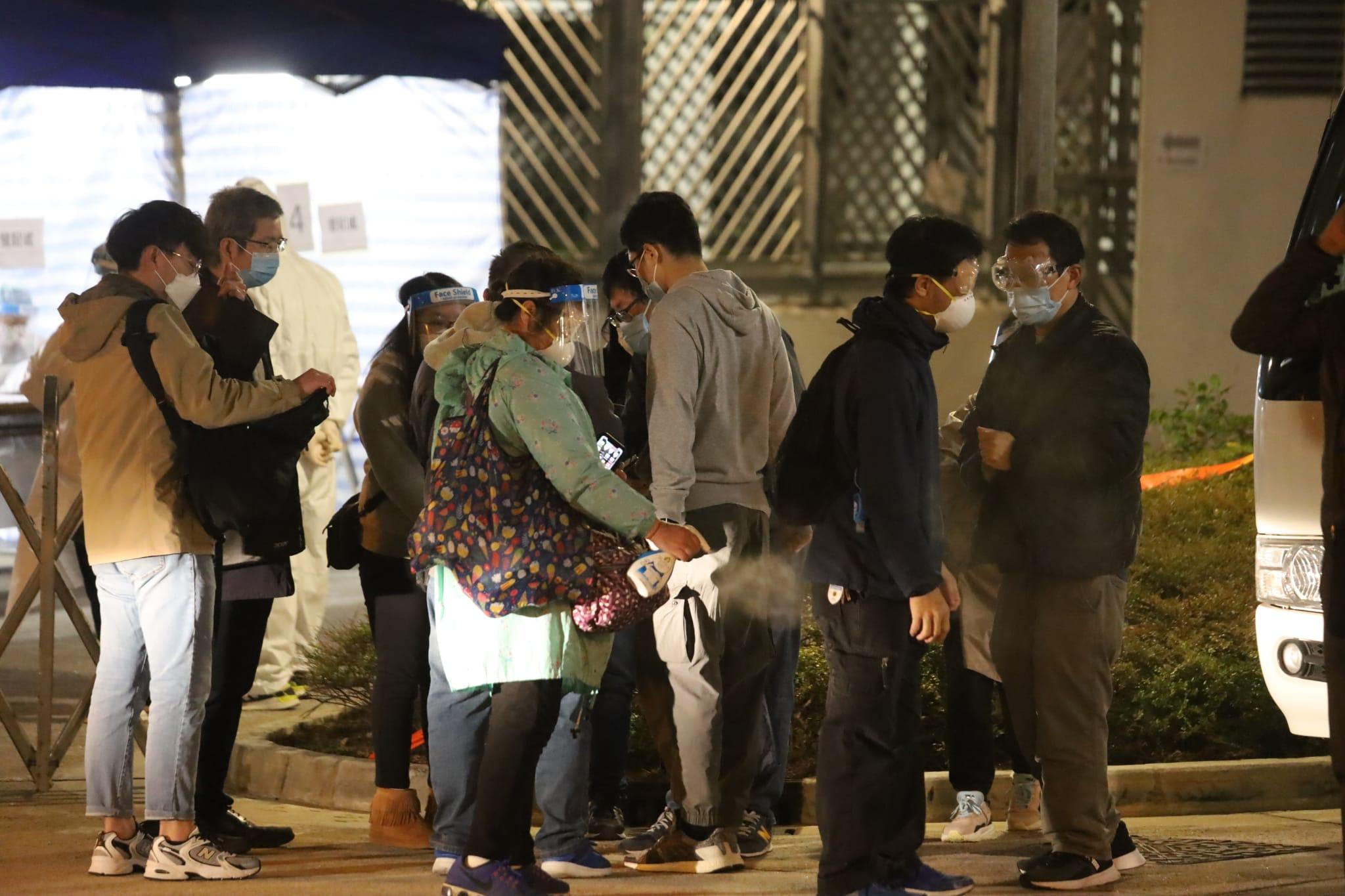 秀茂坪安泰邨明泰樓被當局圍封,居民要強制檢測。(鍾式明攝)