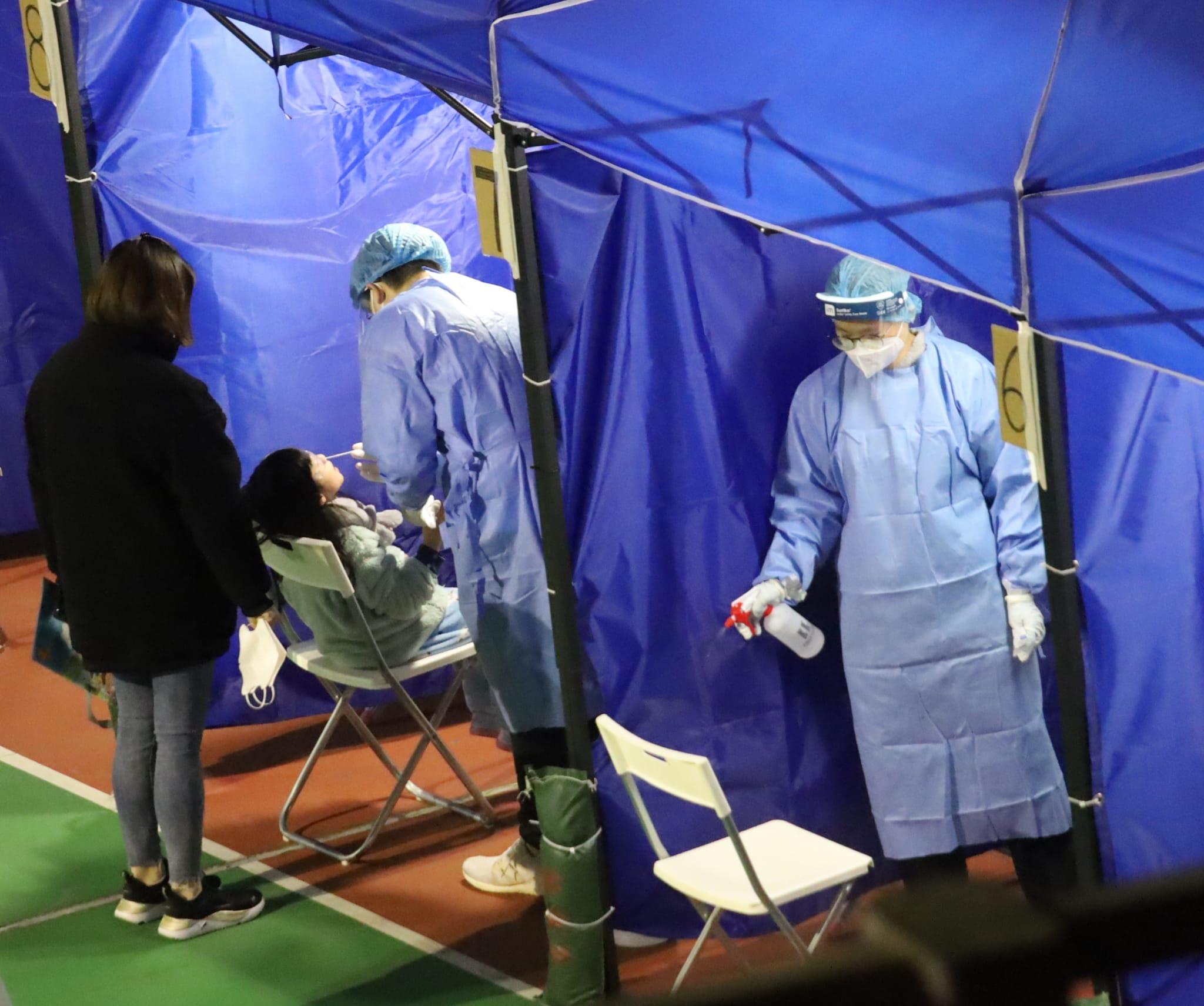 秀茂坪安泰邨明泰樓被當局圍封,居民要強制檢測。(鍾式明攝)