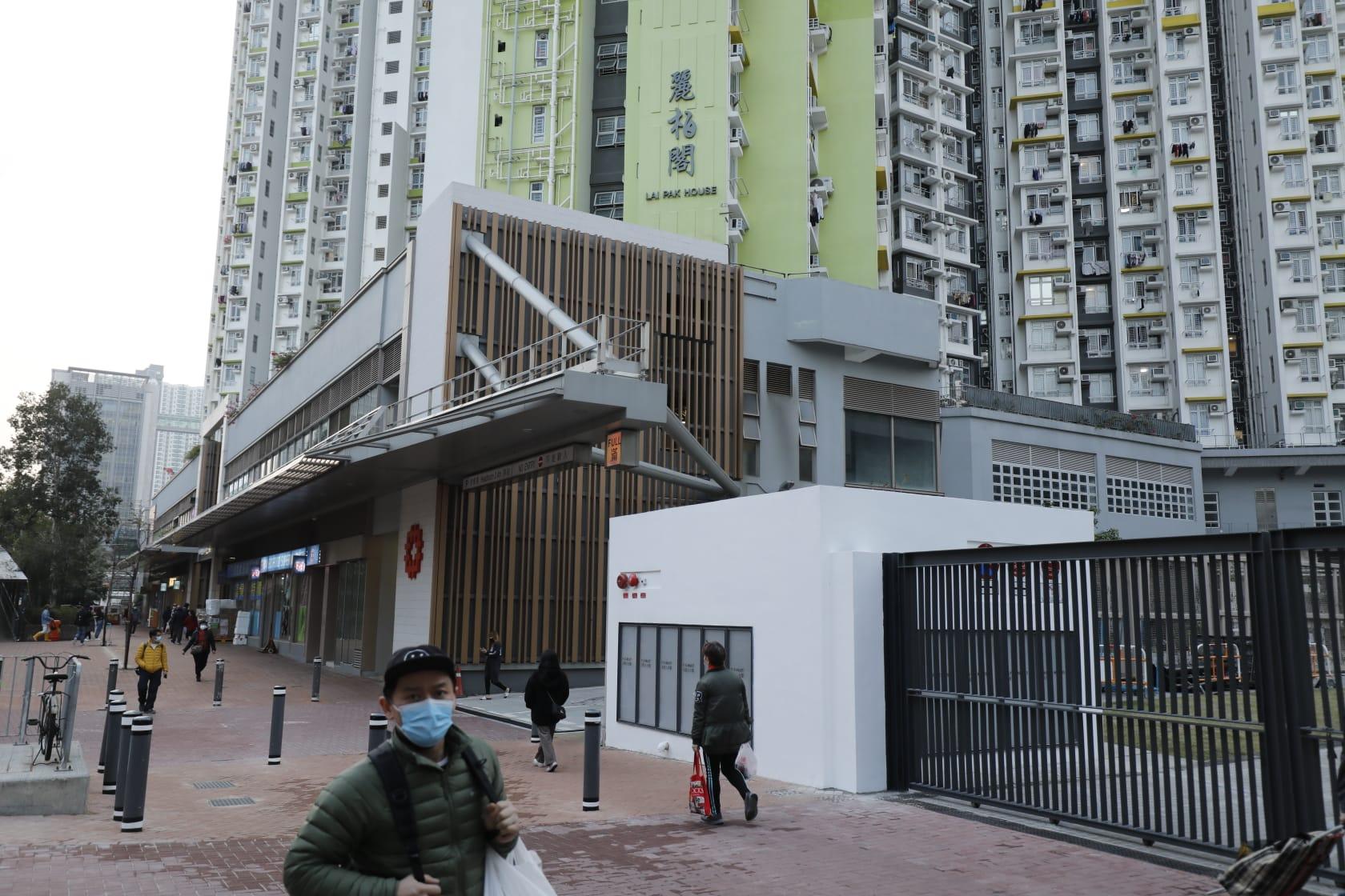 長沙灣麗翠苑麗柏閣圍封檢測。(林俊源攝)