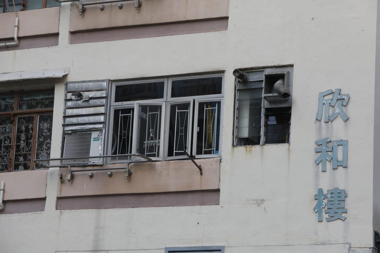 沙田禾輋邨欣和樓下午起被圍封,要求居民強制檢測。(林俊源攝)