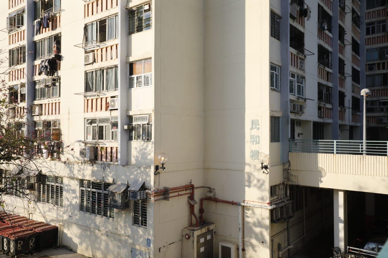 沙田禾輋邨民和樓下午起被圍封,要求居民強制檢測。(林俊源攝)