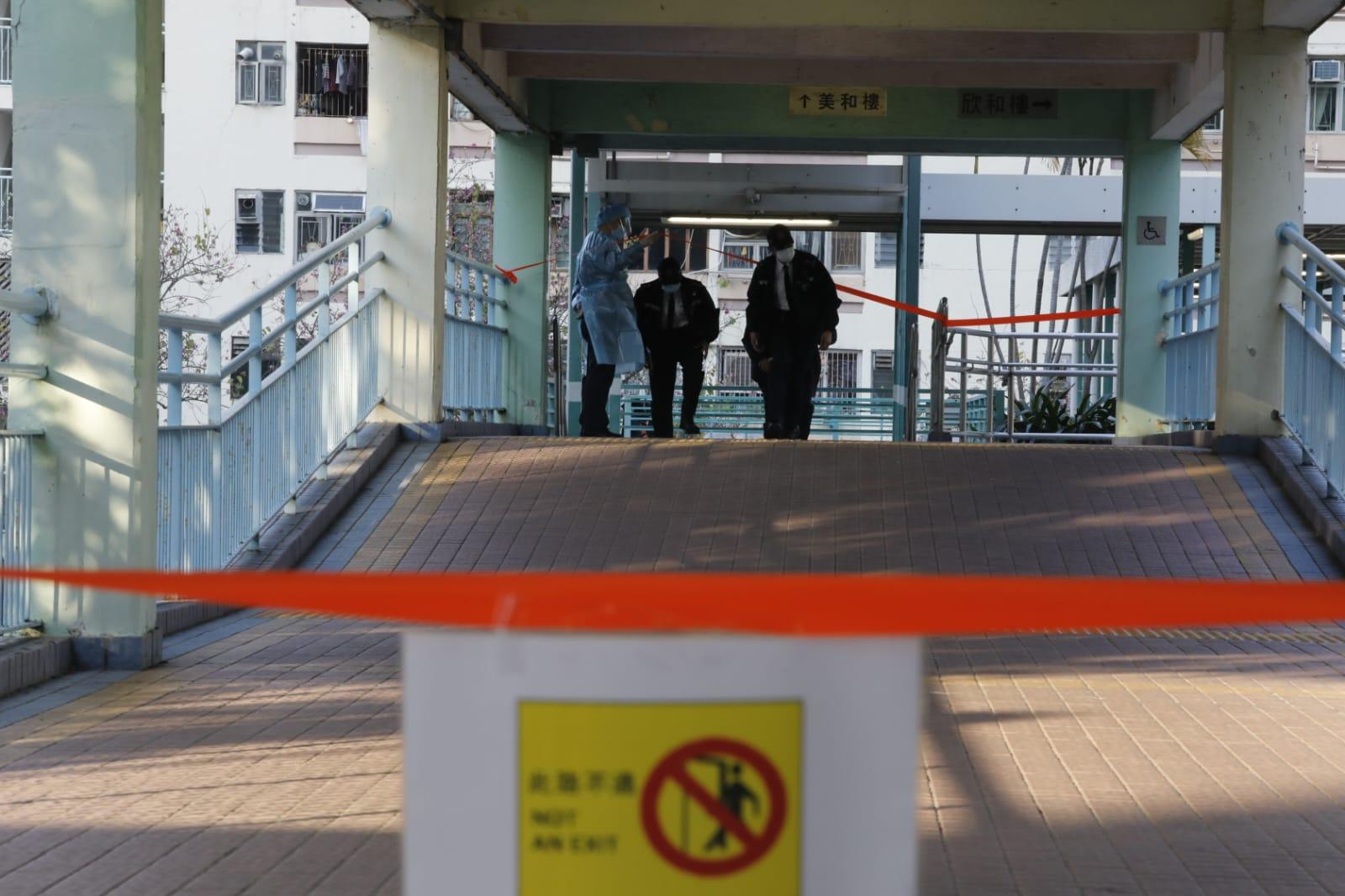 沙田禾輋邨兩座大廈下午起被圍封,要求居民強制檢測。(林俊源攝)