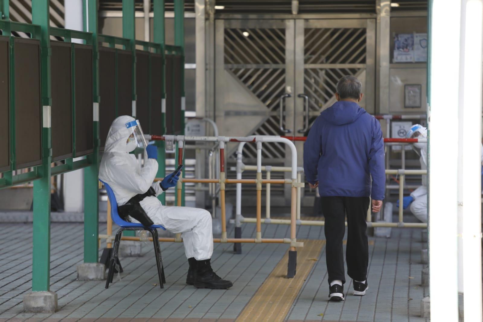 沙田禾輋邨兩座大廈下午起被圍封,要求居民強制檢測。(林俊源攝)