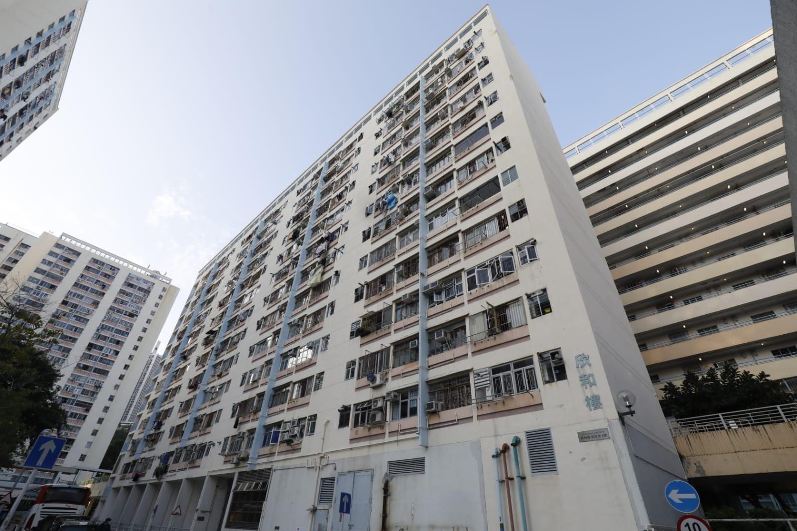 沙田禾輋邨欣和樓下午起被圍封,要求居民強制檢測。(林俊源攝)