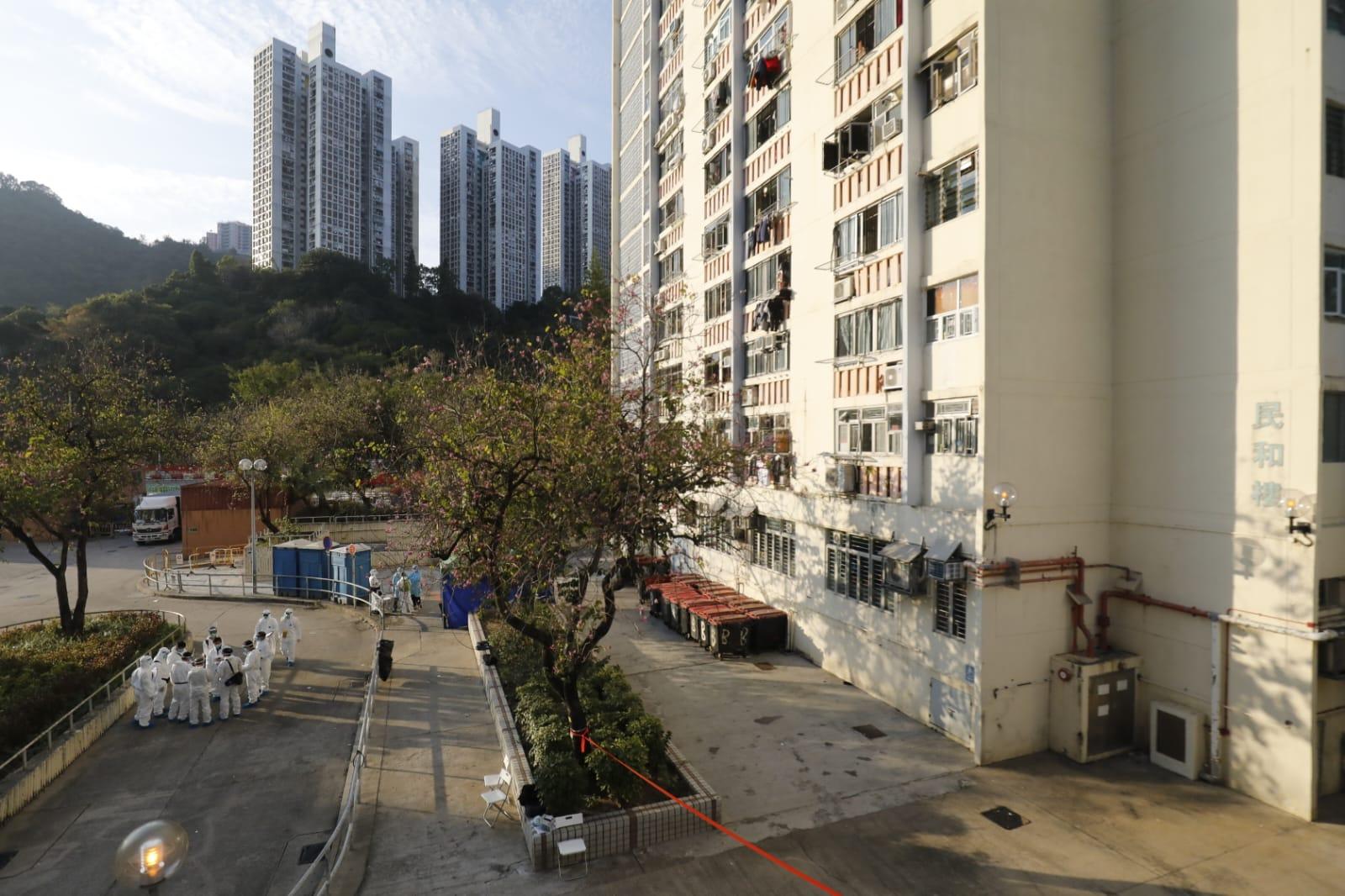沙田禾輋邨民和樓下午起被圍封,要求居民強制檢測。(林俊源攝)
