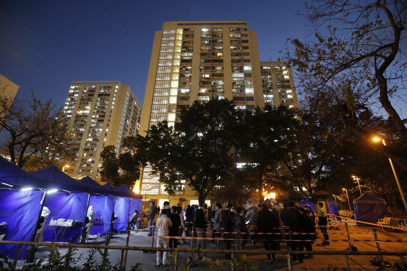 禾輋邨欣和樓居民落樓接受採樣。(林俊源攝)