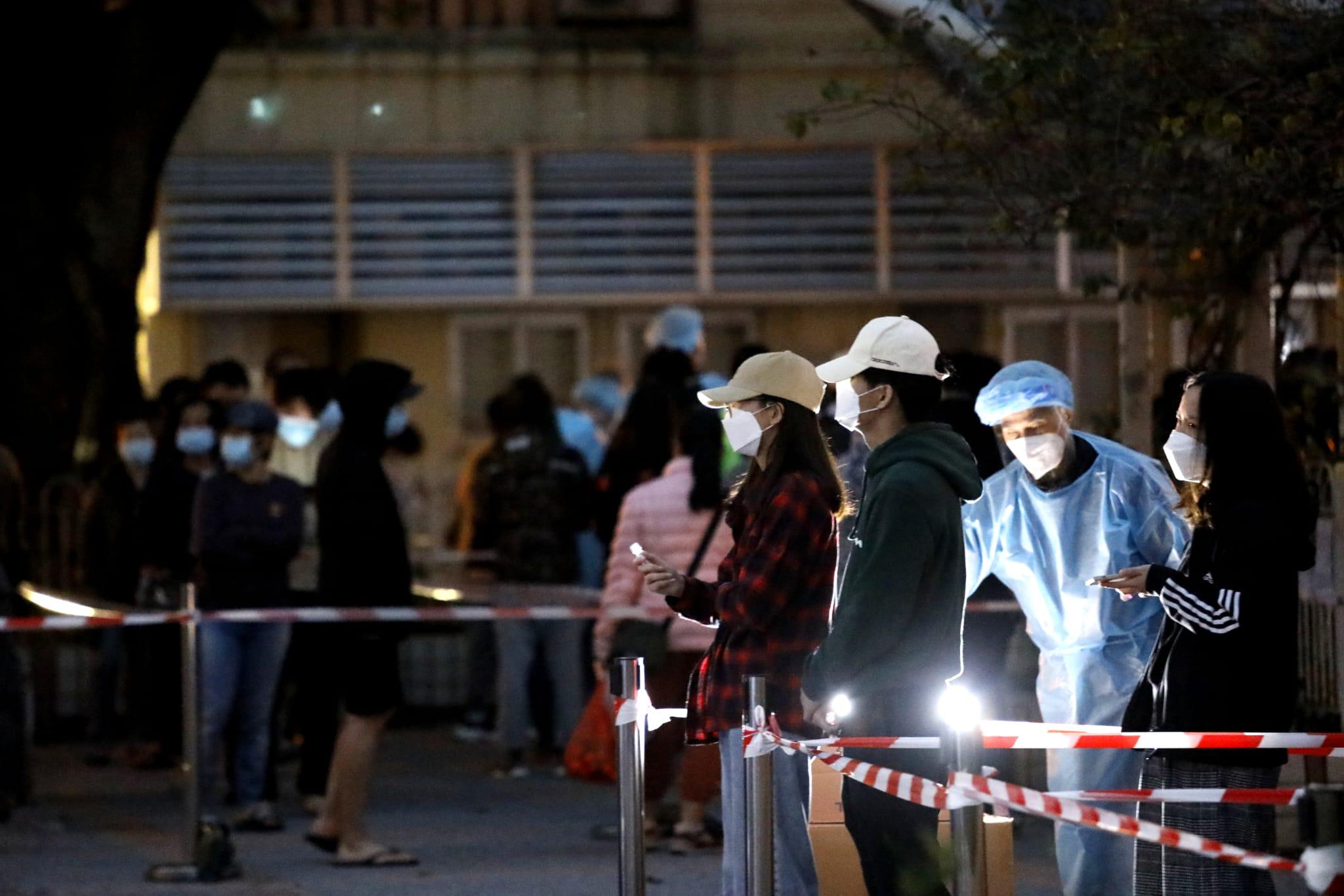 禾輋邨欣和樓居民落樓接受採樣。(林俊源攝)