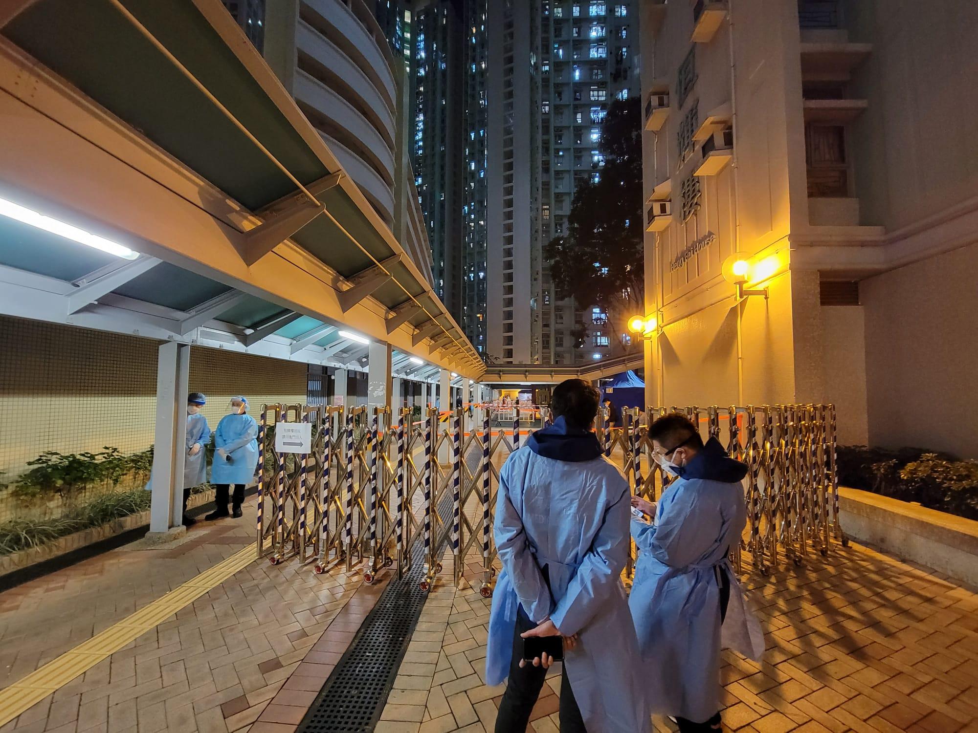 天水圍天恒邨恒翠樓下午起被圍封。(莊振邦攝)