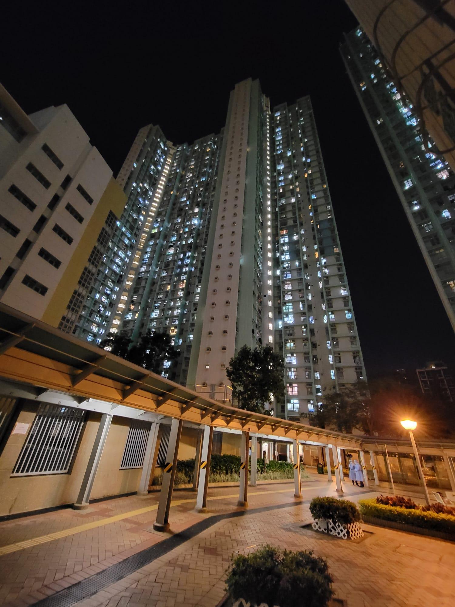 天水圍天恒邨恒翠樓下午起被圍封。(莊振邦攝)