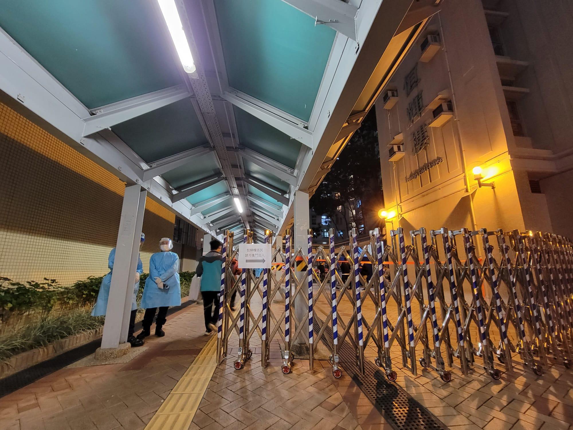 天水圍天恒邨恒翠樓下午起被圍封。(莊振邦攝)