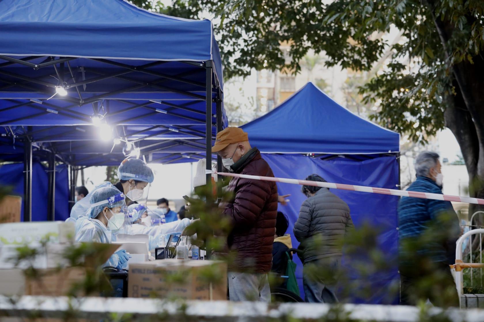 禾輋邨民和樓居民落樓接受採樣。(林俊源攝)