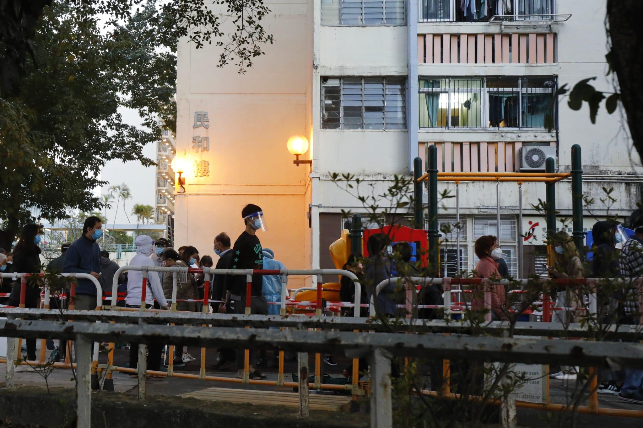 禾輋邨民和樓居民落樓接受採樣。(林俊源攝)