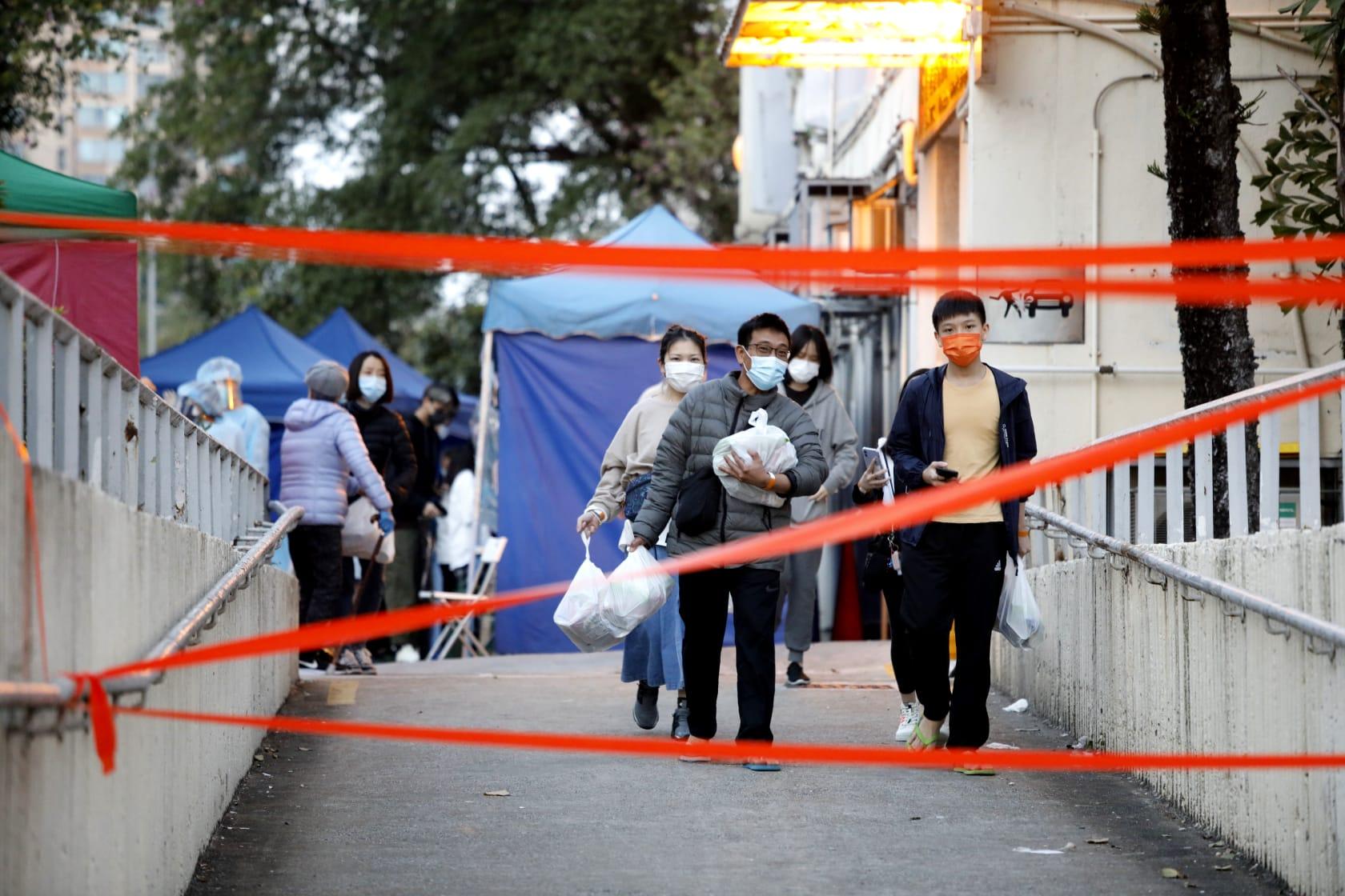 禾輋邨民和樓居民落樓接受採樣。(林俊源攝)