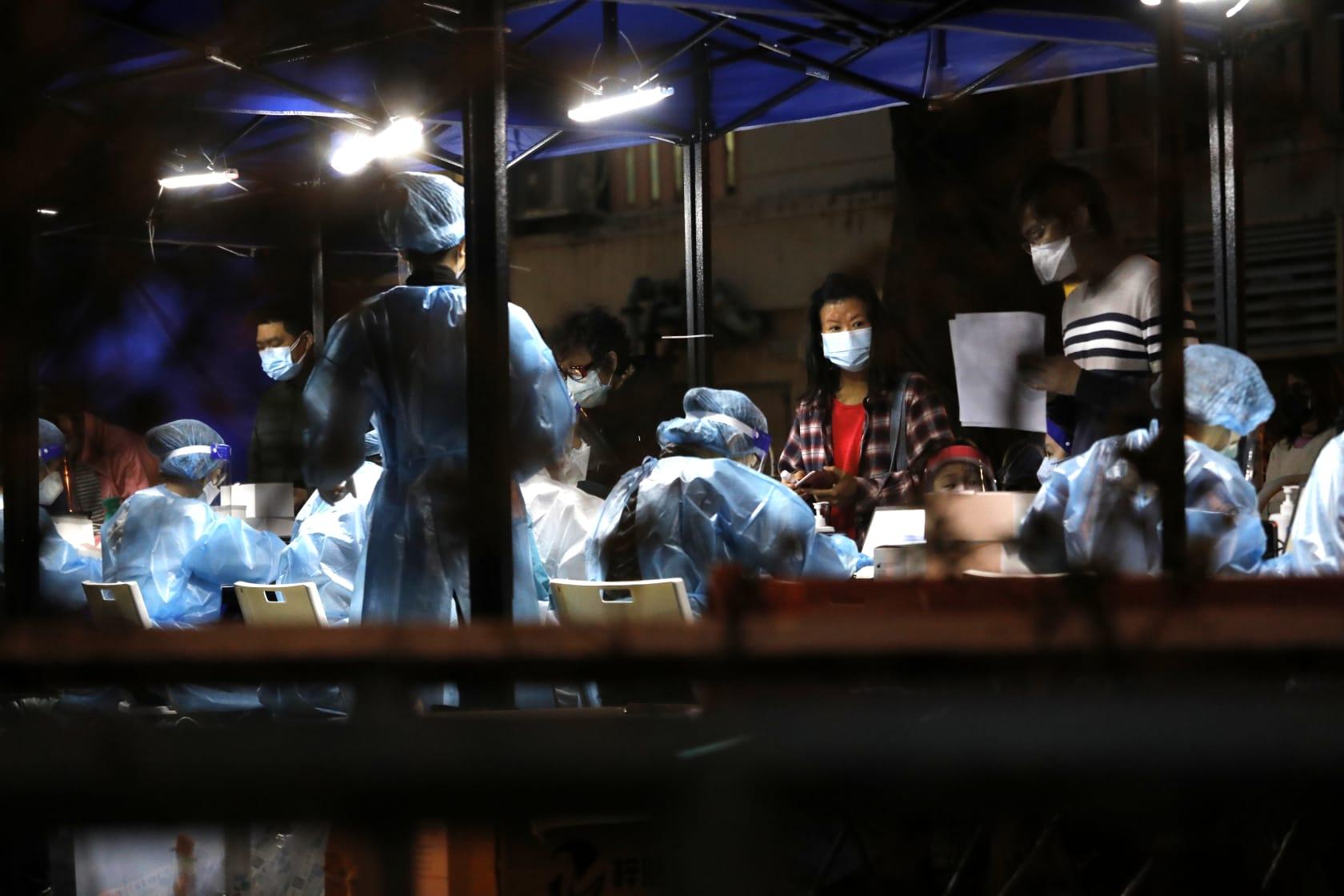 禾輋邨民和樓居民落樓接受採樣。(林俊源攝)