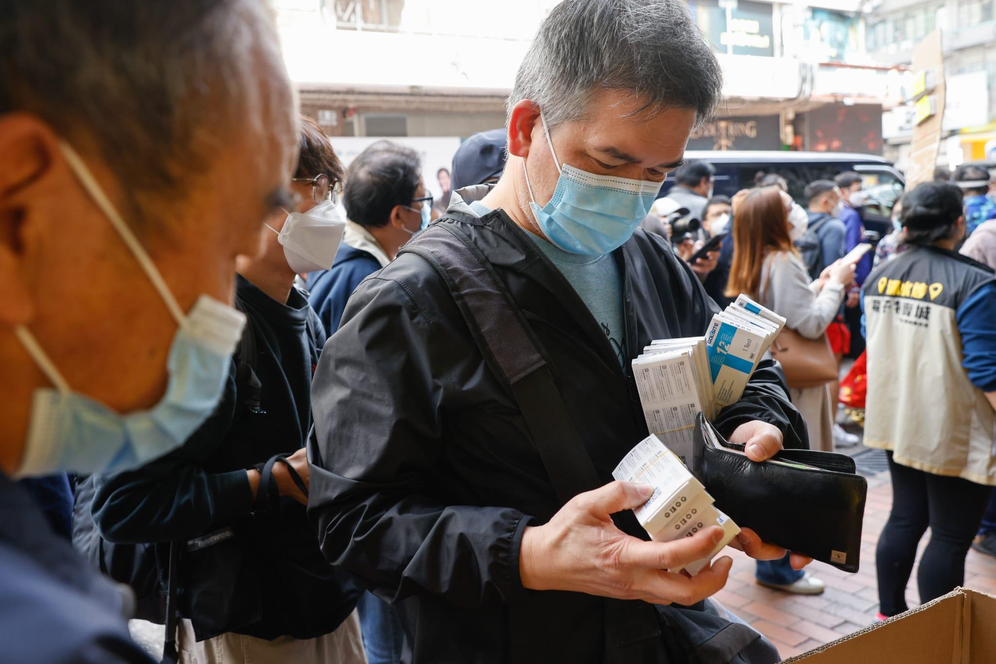 市民購買快速測試包。