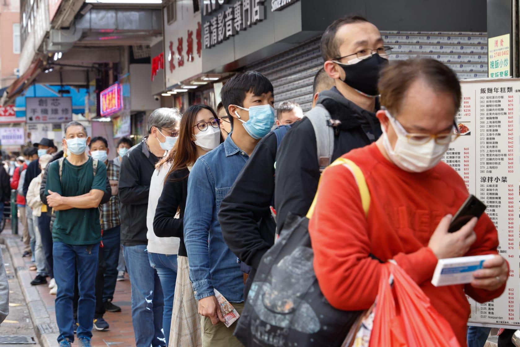 市民購買快速測試包。