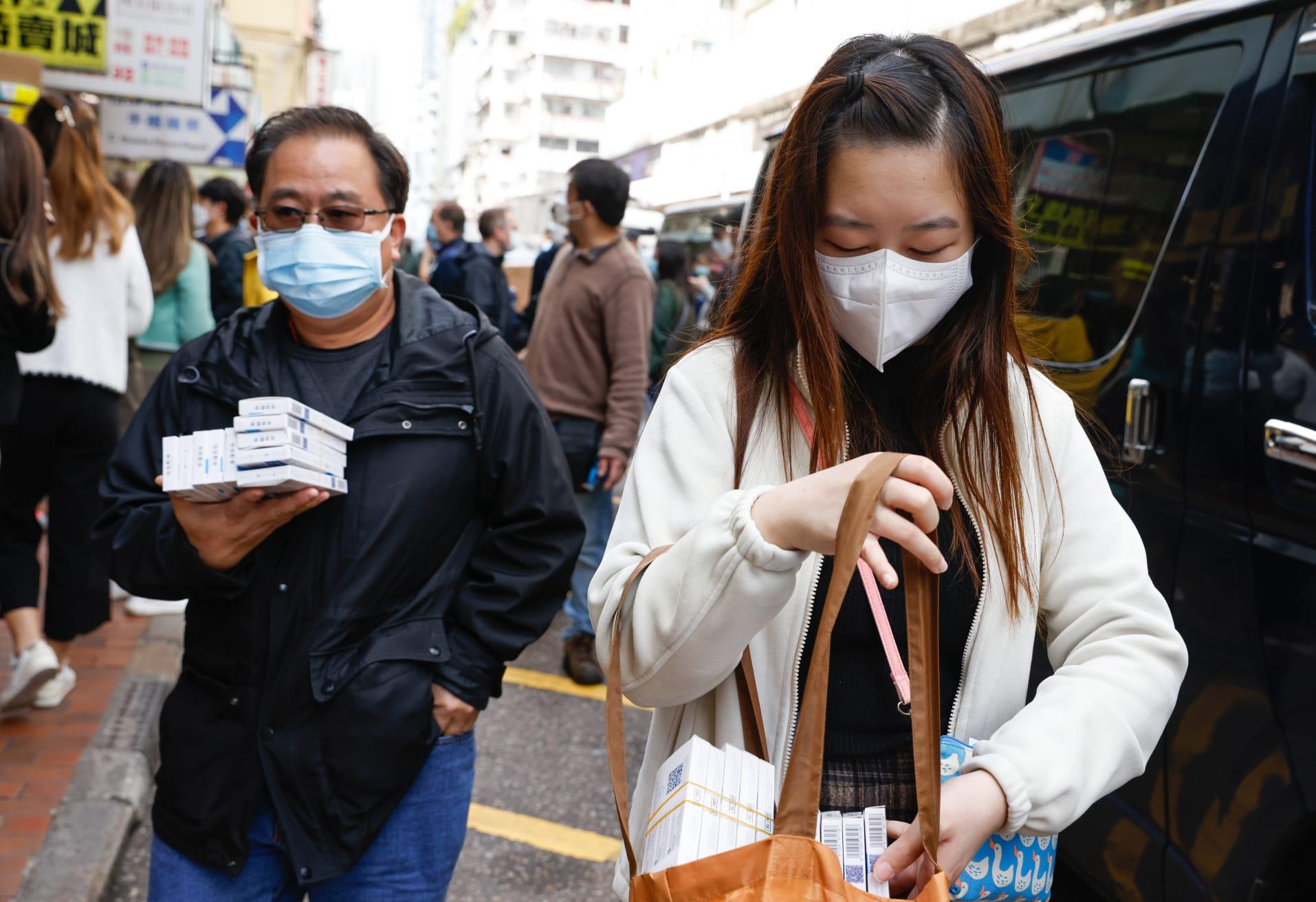 市民購買快速測試包。