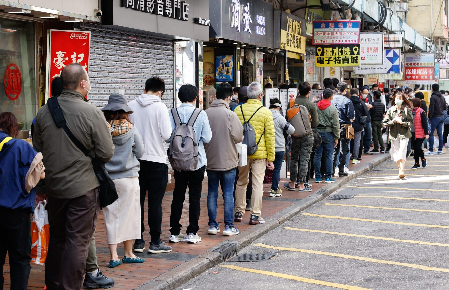 市民購買快速測試包。