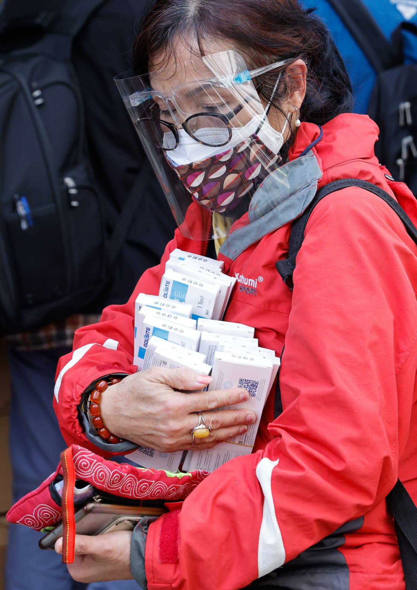 市民購買快速測試包。