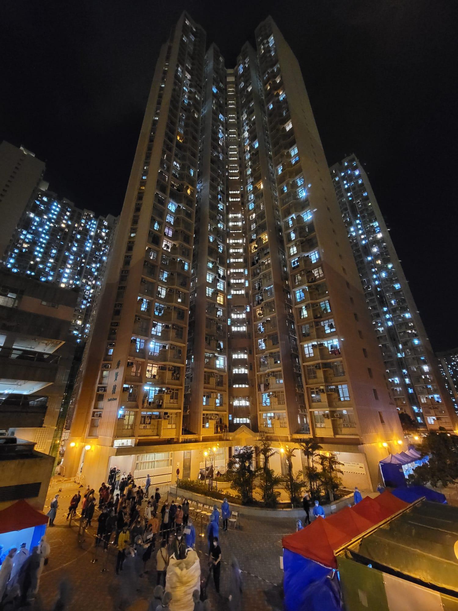 秀茂坪邨秀賢樓晚上被當局圍封,強制居民接受檢測。(鍾式明攝)