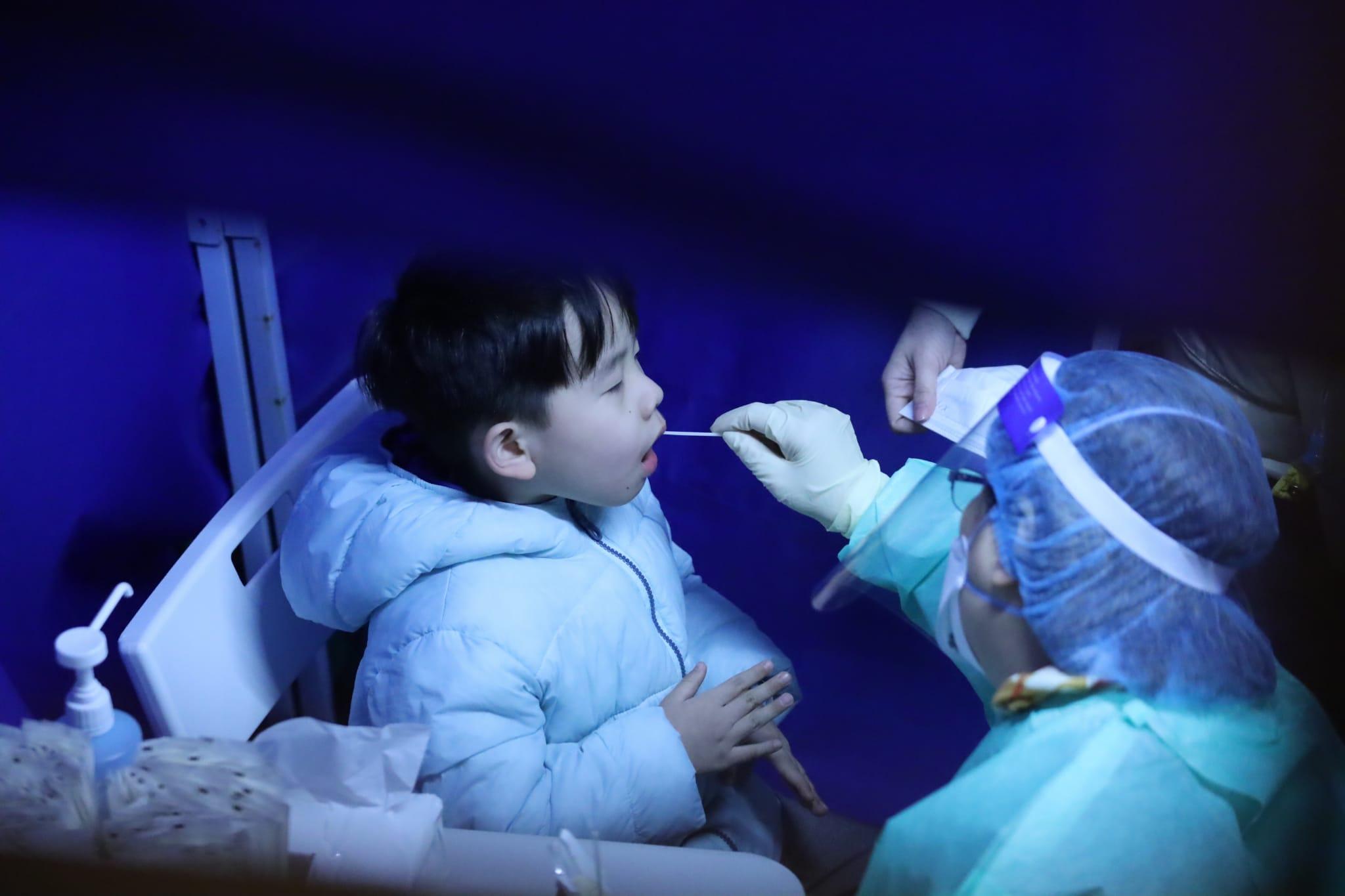 秀茂坪邨秀賢樓居民晚上落樓接受採樣。(鍾式明攝)