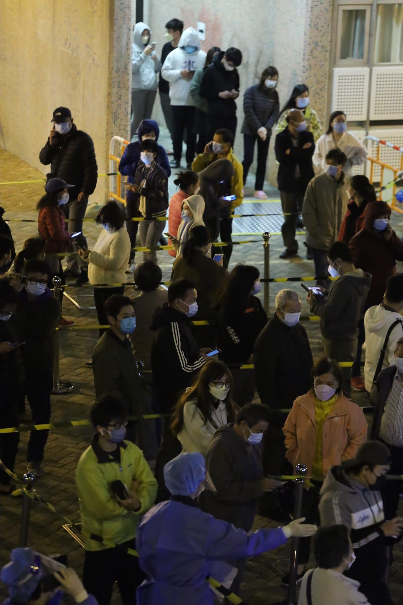 秀茂坪邨秀賢樓居民晚上落樓接受採樣。(鍾式明攝)