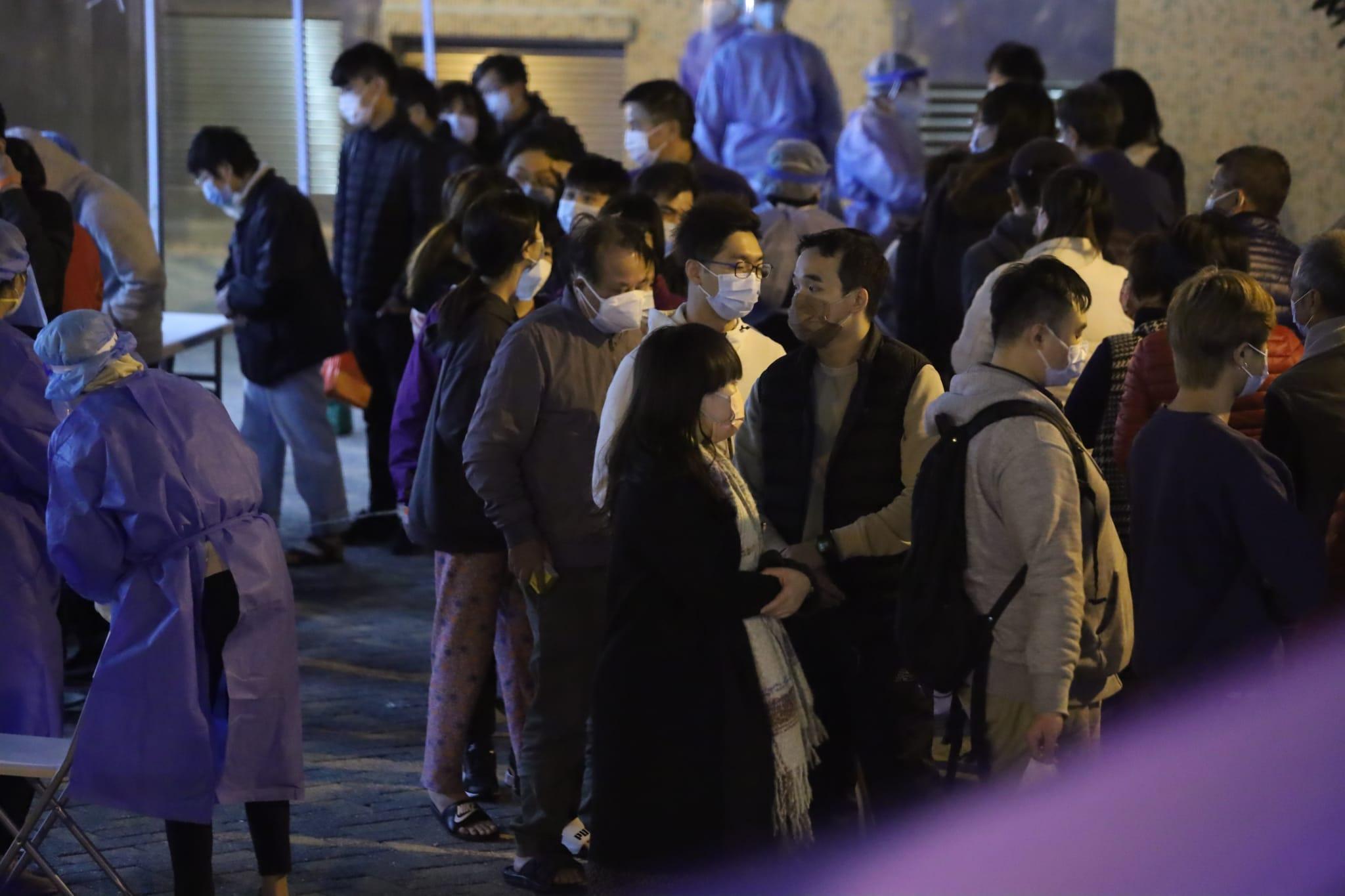 秀茂坪邨秀賢樓居民晚上落樓輪候檢測。(鍾式明攝)