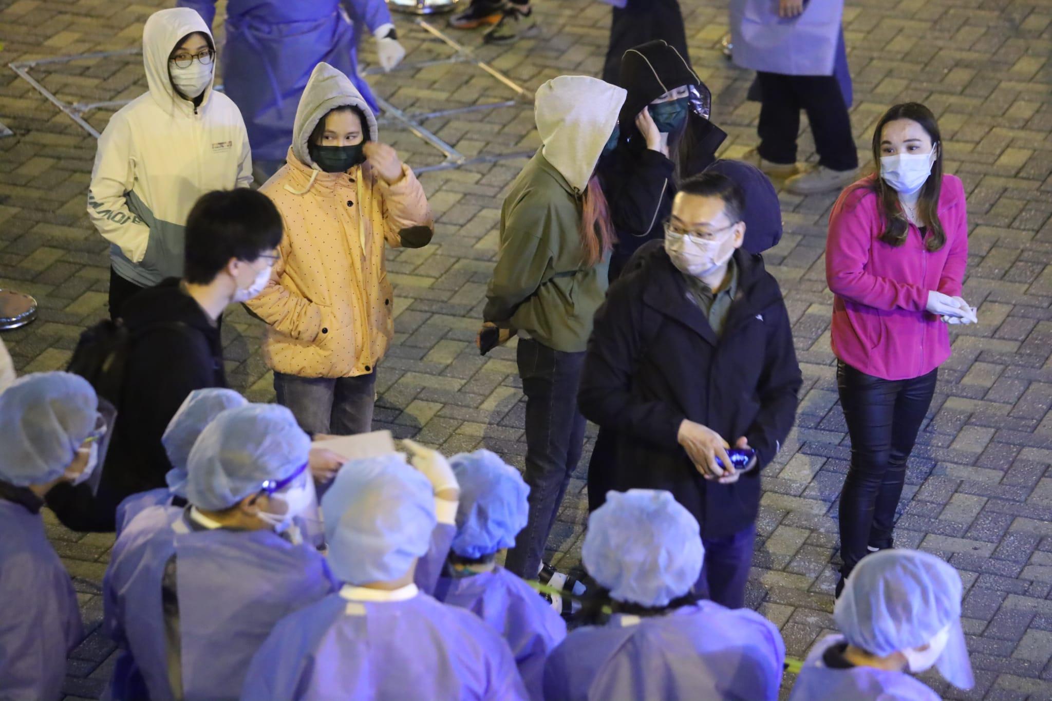 秀茂坪邨秀賢樓居民晚上落樓輪候檢測。(鍾式明攝)