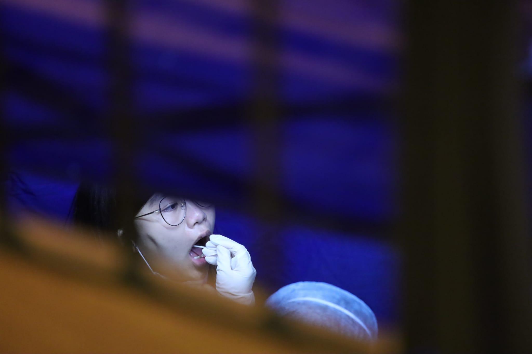 秀茂坪邨秀賢樓居民晚上落樓接受採樣。(鍾式明攝)