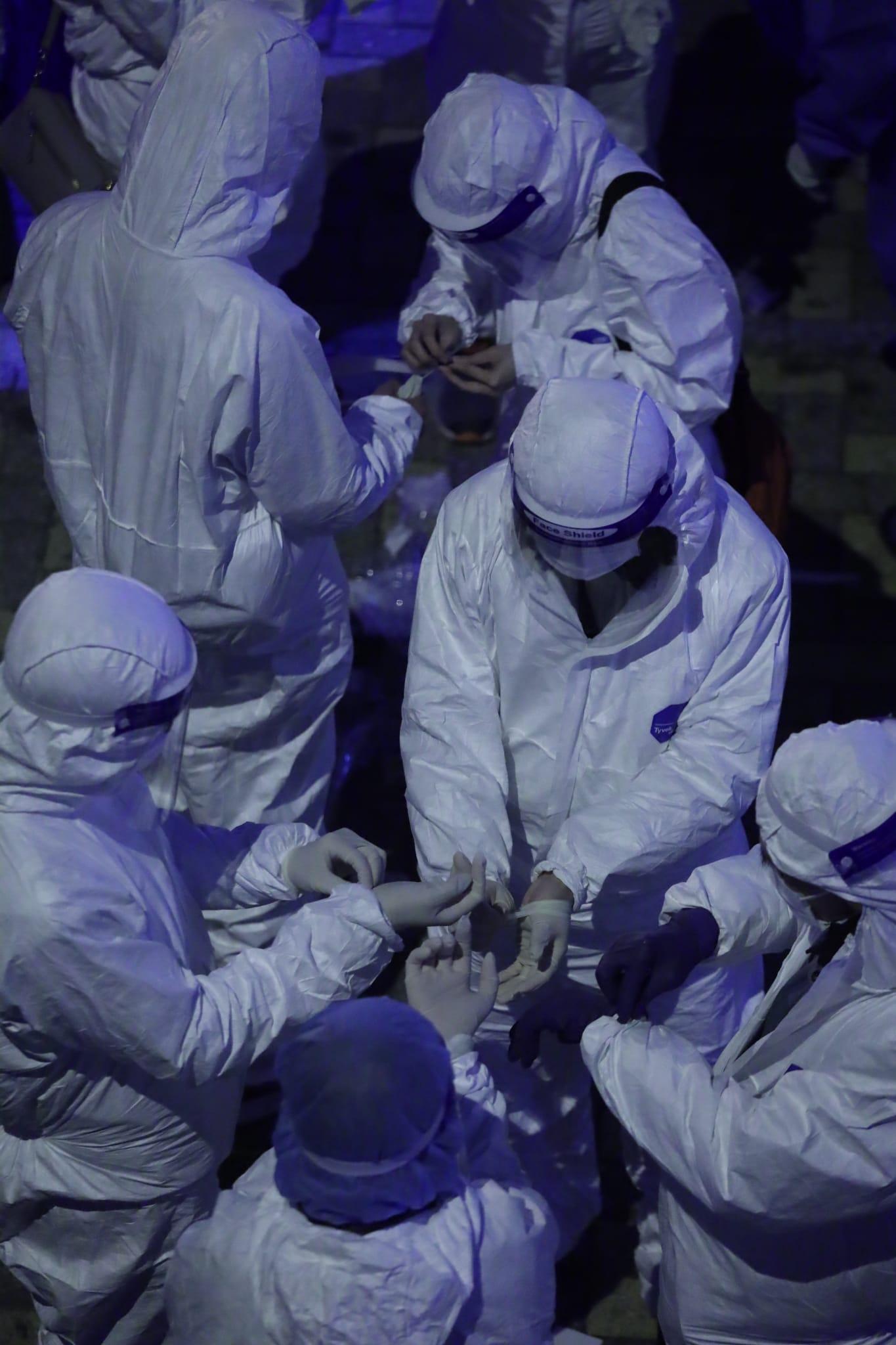 在秀茂坪邨秀賢樓圍封區域,有職員預備執行相關工作。(鍾式明攝)