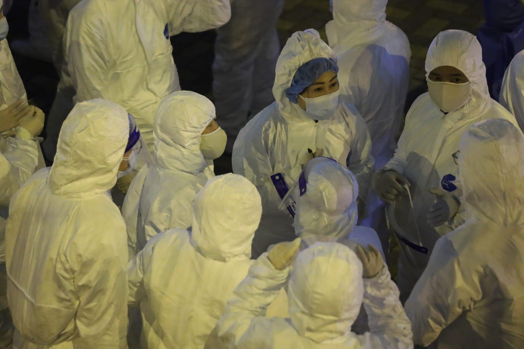 在秀茂坪邨秀賢樓圍封區域,有職員預備執行相關工作。(鍾式明攝)