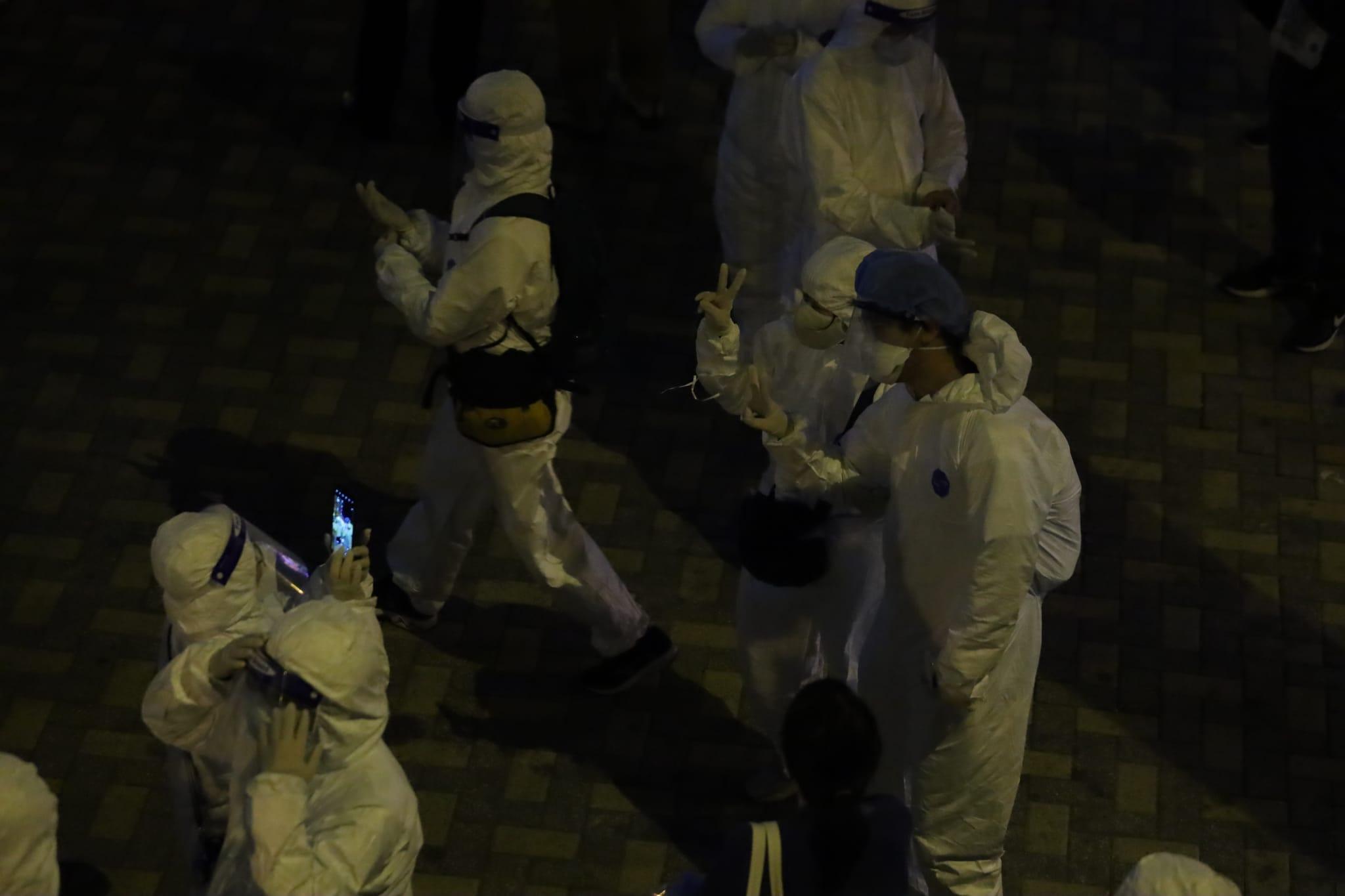 在秀茂坪邨秀賢樓圍封區域,有職員拍照留念。(鍾式明攝)