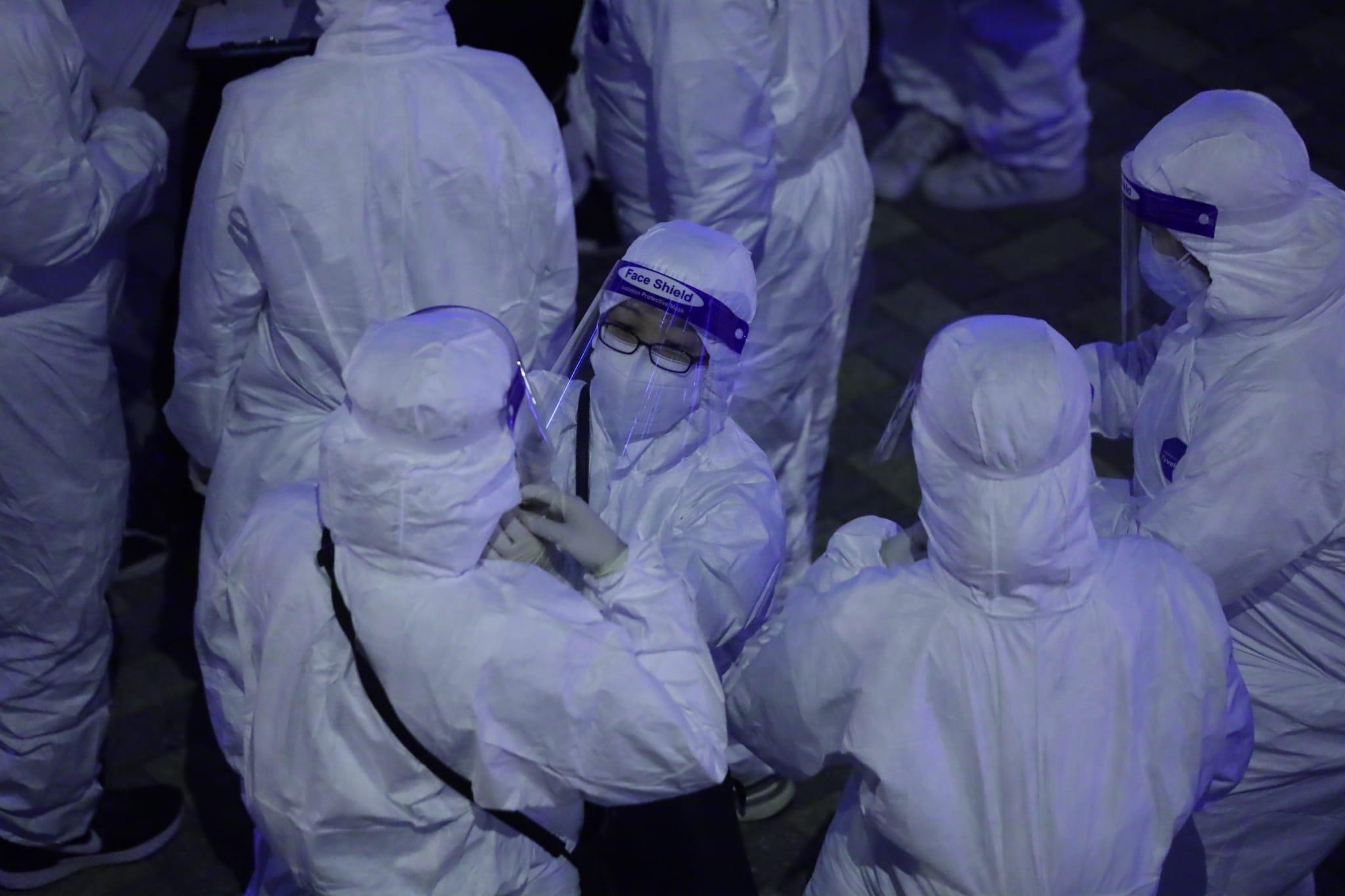 在秀茂坪邨秀賢樓圍封區域,有職員預備執行相關工作。(鍾式明攝)