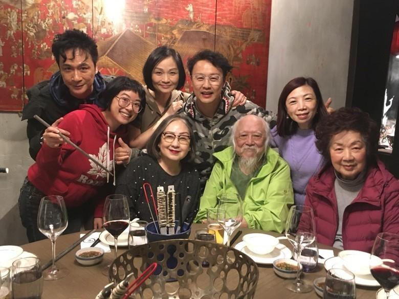 楚原與《卡拉屋企》一眾演員不時飯聚。