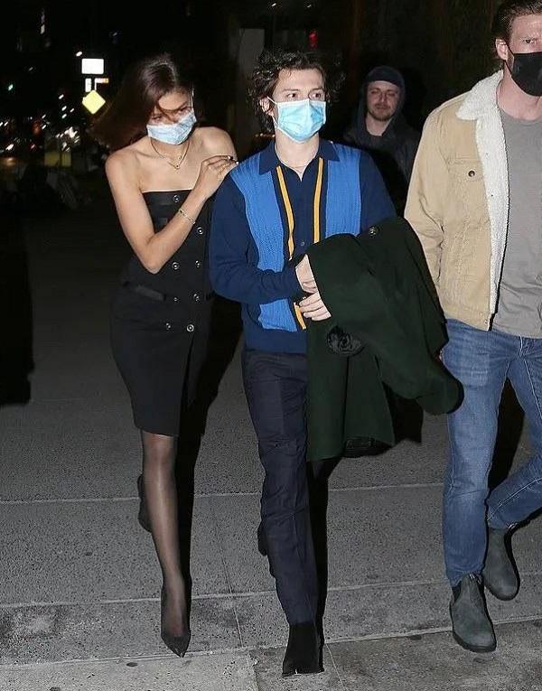 Zendaya輕搭男友膊頭睇首映。