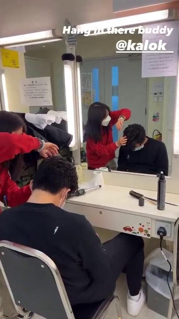 周嘉洛日前在化妝間累到低頭睡著。