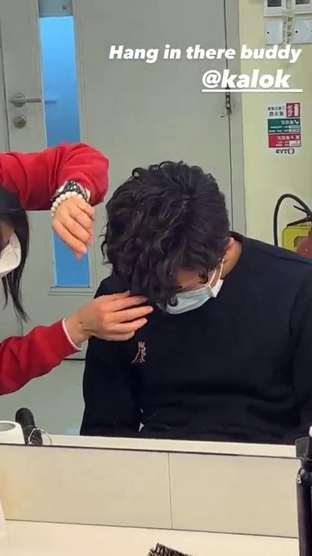 有指周嘉洛帶病開工。