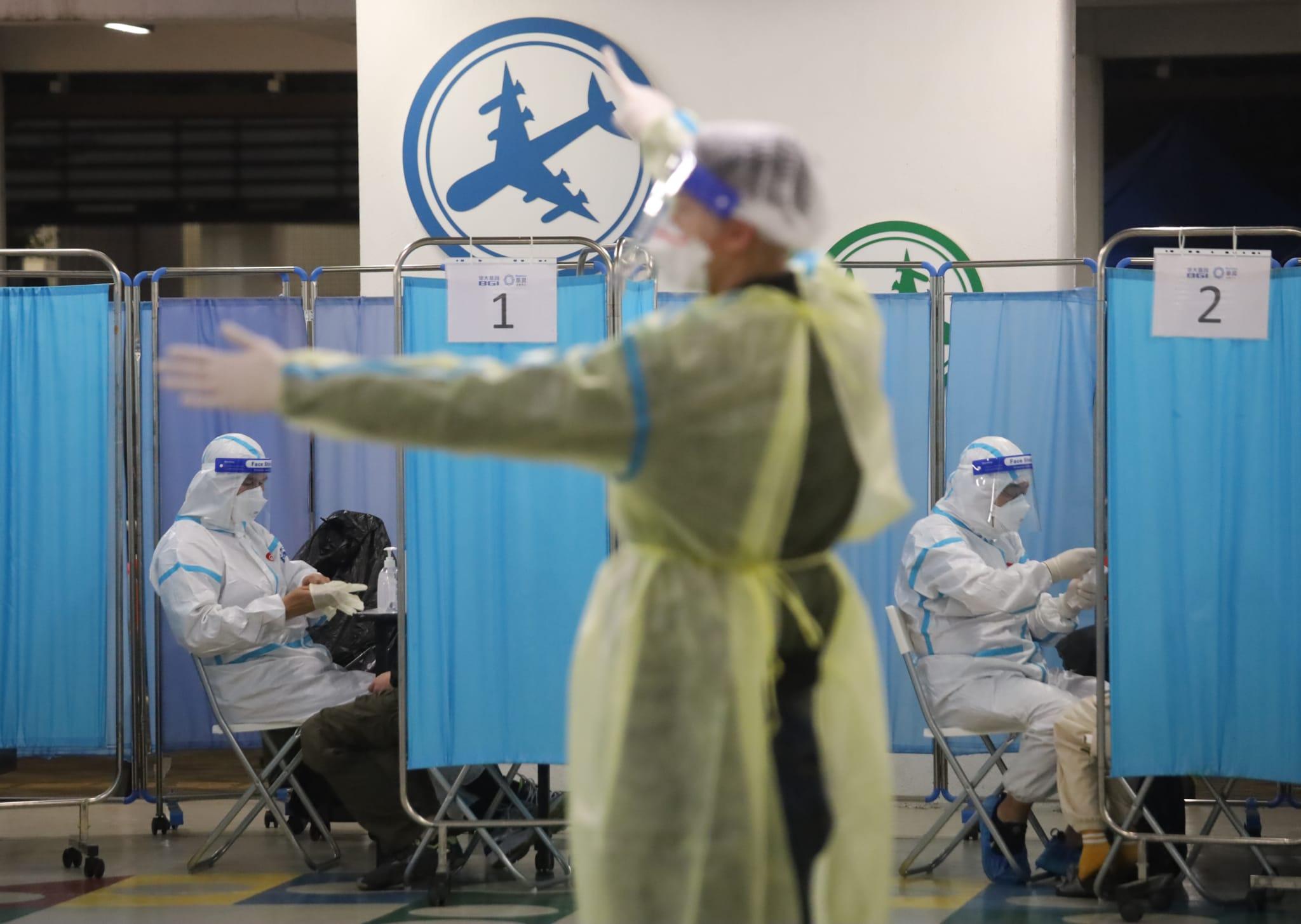 多個屋苑近日圍封強檢,以及不少市民排隊進行檢測。(資料圖片)