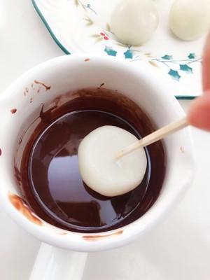 將湯圓沾上朱古力醬。