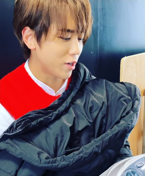 抱住暖風機的姜濤笑言:「女朋友都俾唔到呢種溫暖。」