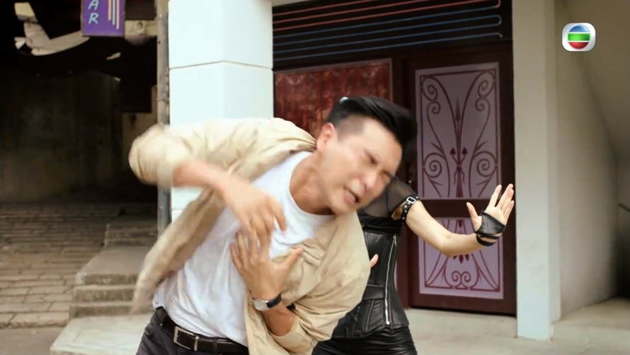 陳展鵬因為心臟有事,一運功就心痛倒地。