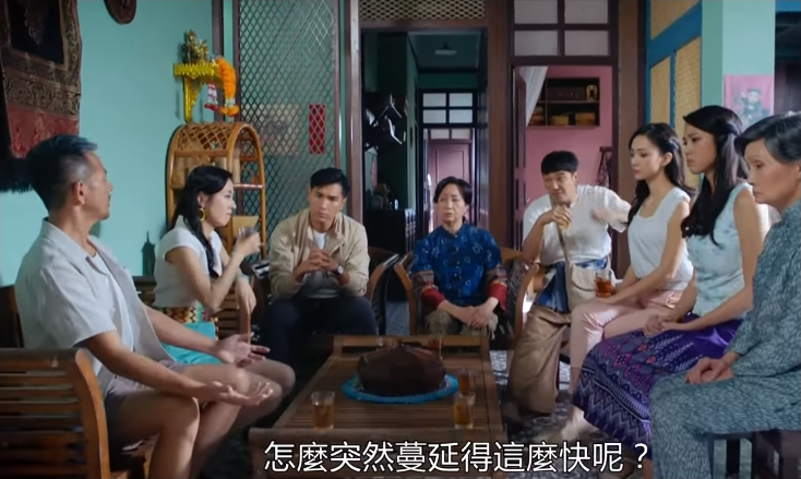 劇中多位主角在討論為何疫情蔓延得這麼快。